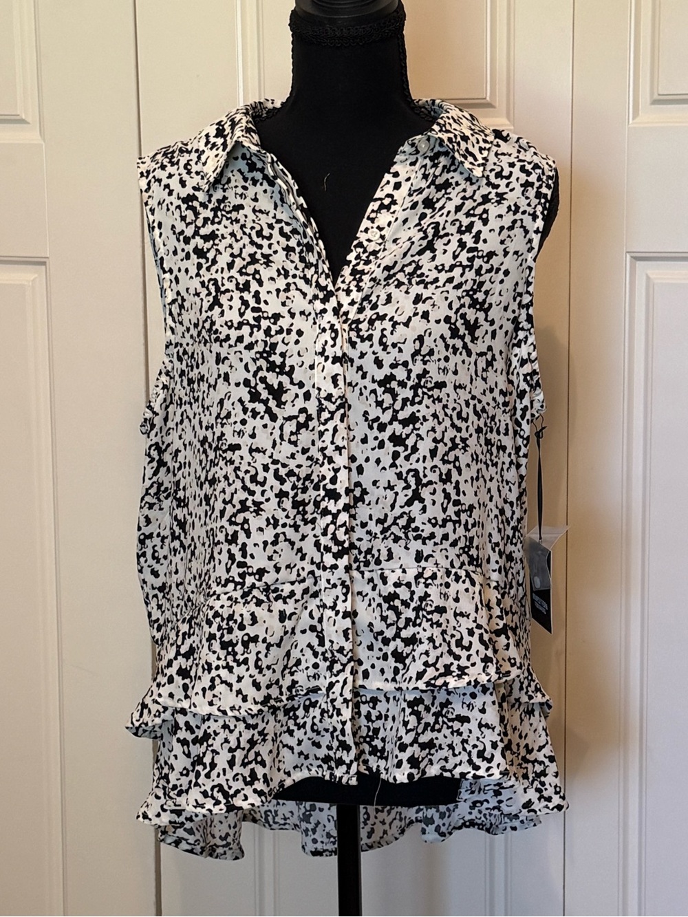 Simply Vera Verawang Sleeveless Black and White Printed Ruffle Hem Collared Top